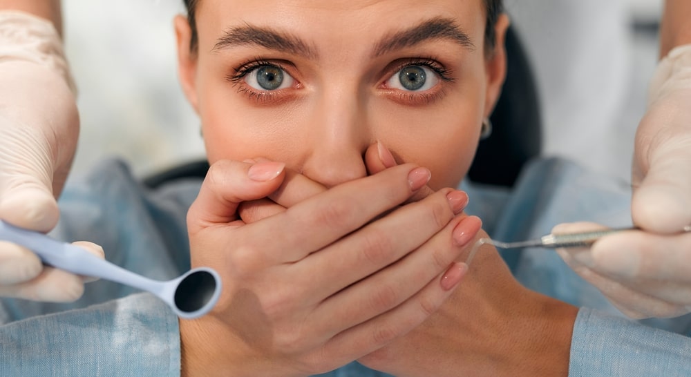 Femme chez le dentiste qui a peur