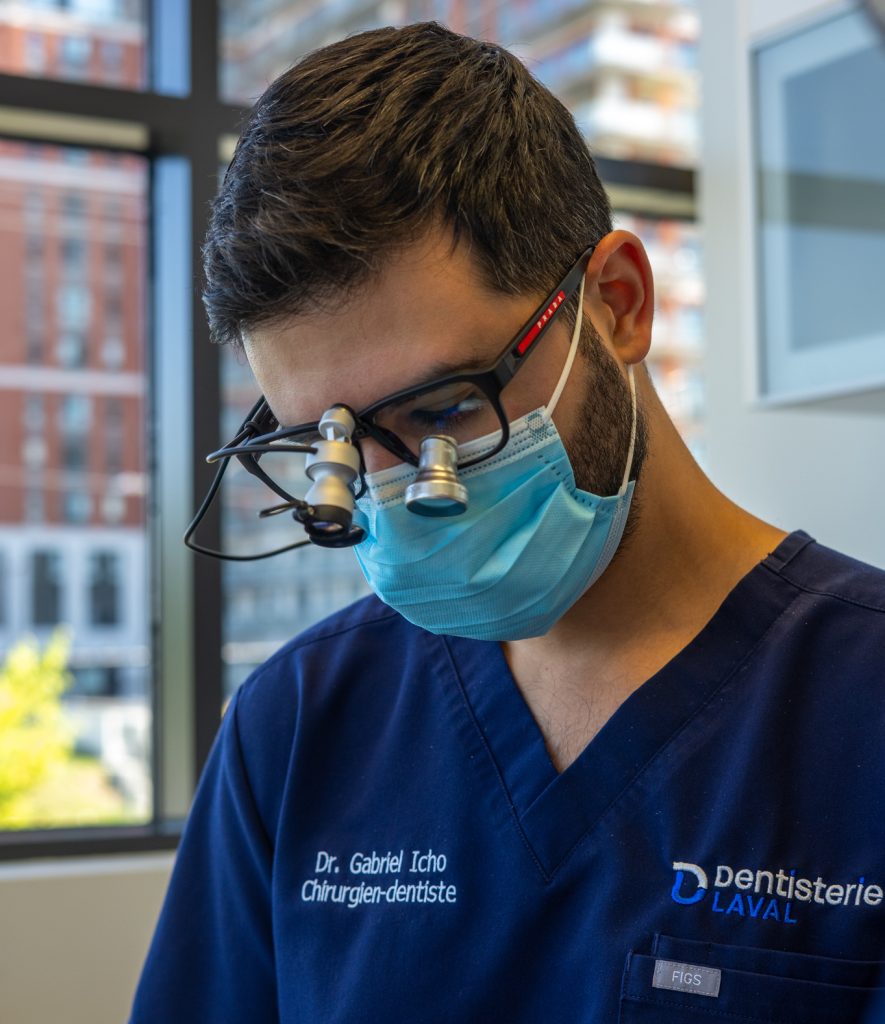 Dentiste_soins_dentaires_Laval Un dentiste attentif prodigue un traitement